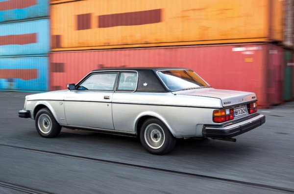 Докато технически 262 C е модел, проектиран от Volvo, почти всички произведени 6622 бройки излизат от фабриката на Bertone в Торино. Колата есмел дизайн за Volvo. Купе с две врати, базирано на седана 260 с четири. Покривът му е свален с 3,9 инча (99 мм) и получава по-стръмно наклонено предно стъкло заедно с много по-широки C-колони.

Захранван от от 2,6- или 2,8-литрови V6 мотори, Volvo 262 C е интелигентно измислен отвътре и щедро оборудван с отопляеми предни седалки, централно заключване, климатик и круиз контрол като стандарт. Припомняме, годината е 1977-а.
